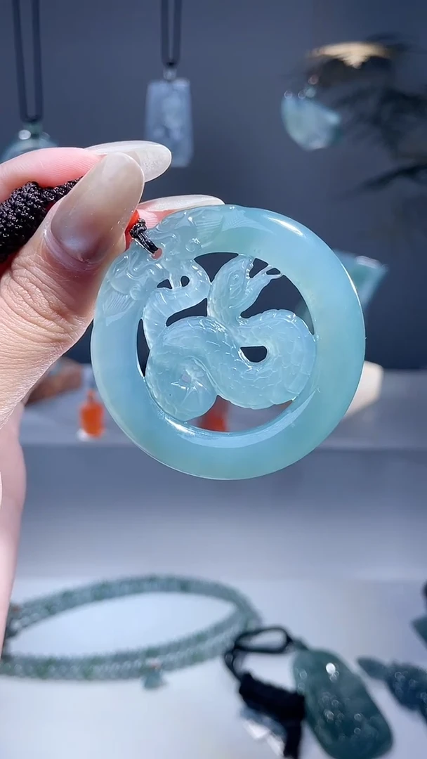 颈饰未镶嵌翡翠蛇牌