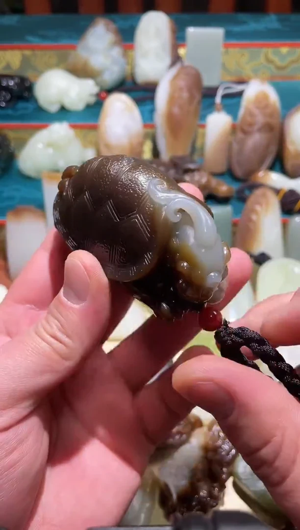 颈饰未镶嵌和田玉收藏级新疆且末金山糖白貔貅