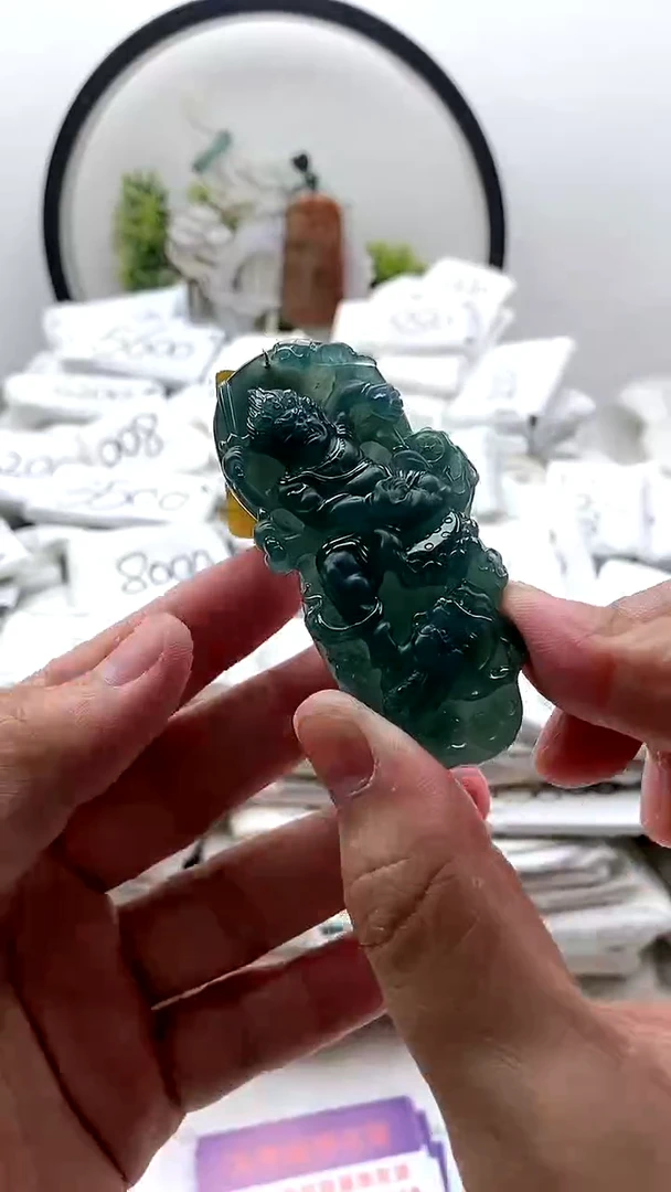 翡翠未镶嵌颈饰不动明王