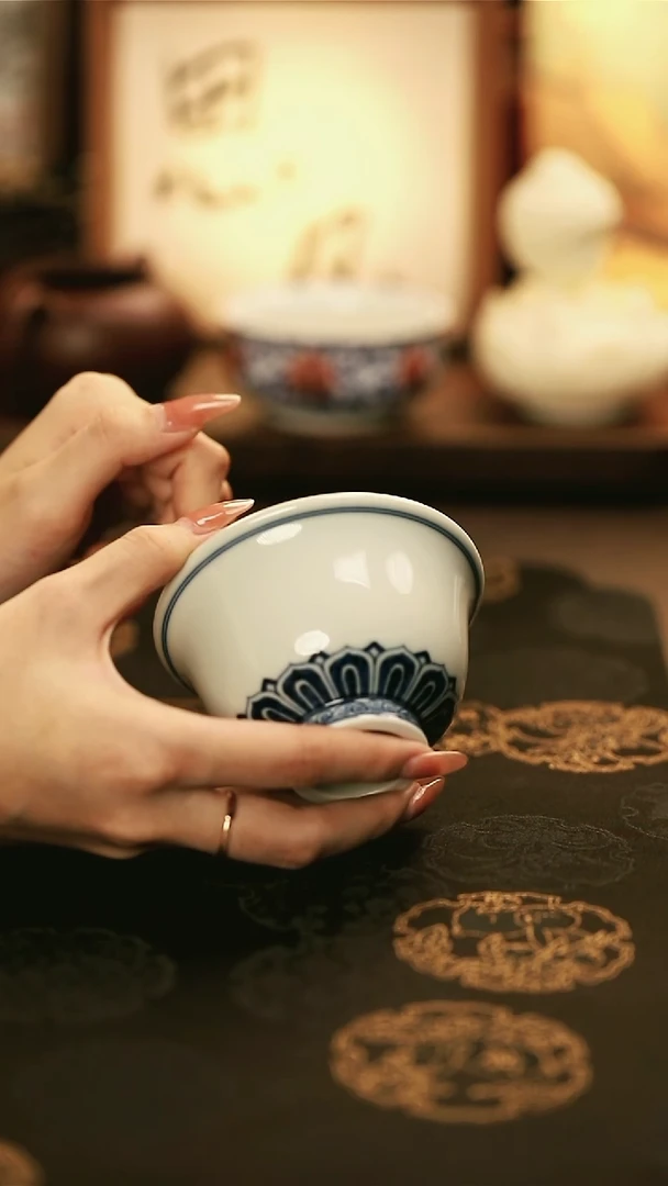 M666/陶瓷留白宝相纹压手杯