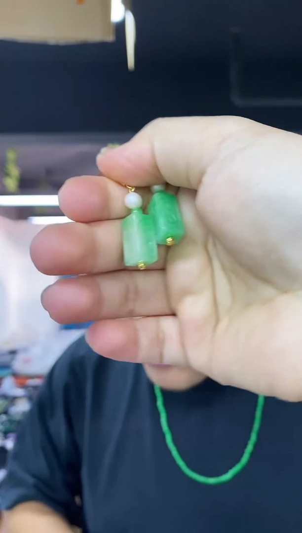 未镶嵌翡翠耳饰多样性发其一颜色微差
