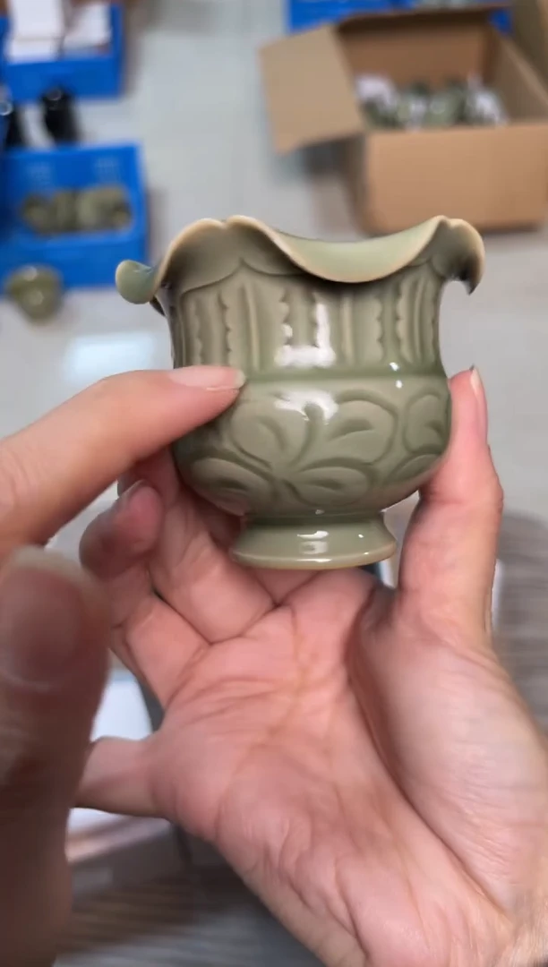 陶瓷纯手工橄榄绿花口尊