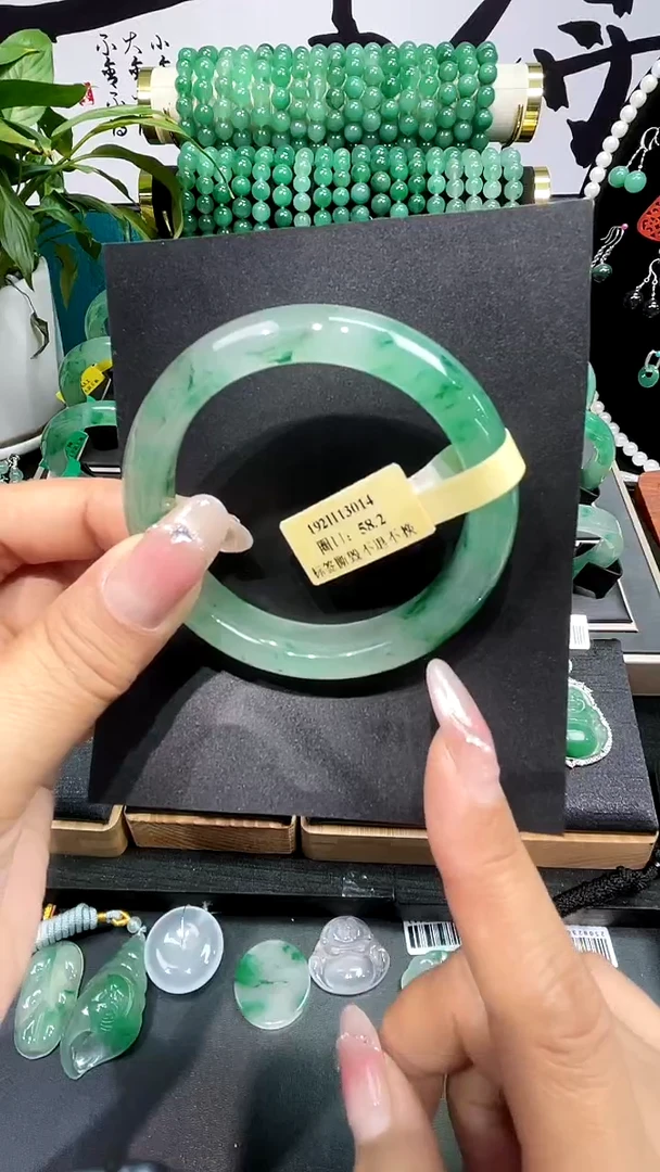 未镶嵌手镯石英质玉（非洲翠）手镯