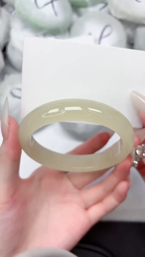 未镶嵌手镯石英质玉43-64.3