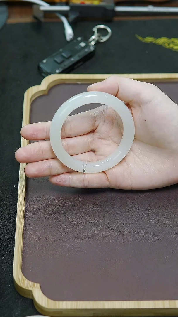 未镶嵌手镯和田玉51圈口正装高冰白