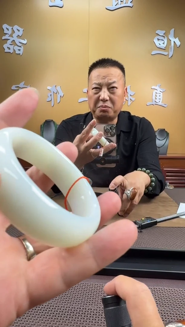 颈饰未镶嵌和田玉手镯57+