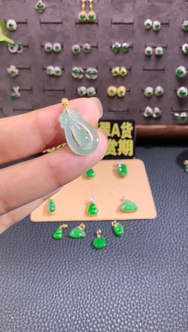 颈饰18K金镶嵌翡翠翡翠