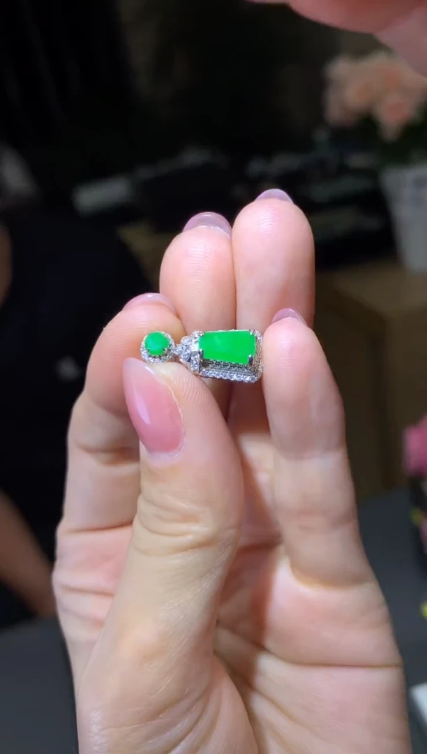 颈饰18K金镶嵌翡翠|不退不换1