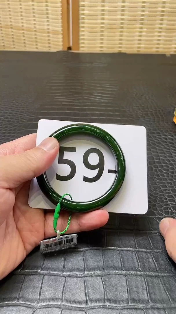 和田玉（碧玉）手镯未镶嵌一个