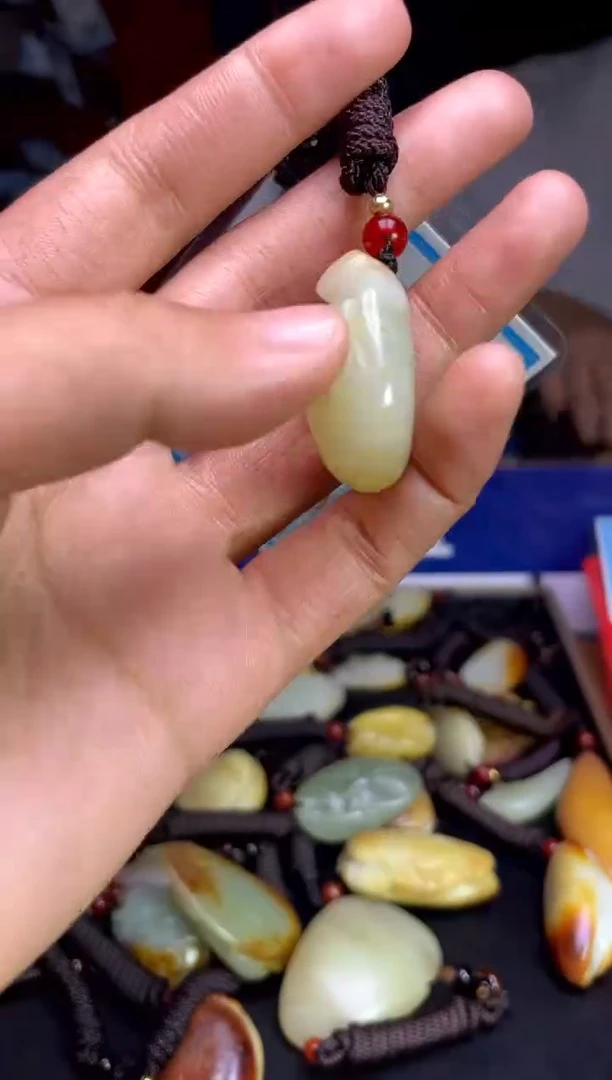 和田玉未镶嵌颈饰1