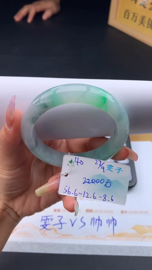 未镶嵌手镯翡翠自带#送人#，联系客服核对地址~