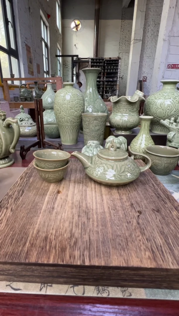 微瑕耀州窑莲纹虚扁壶+莲纹小杯2