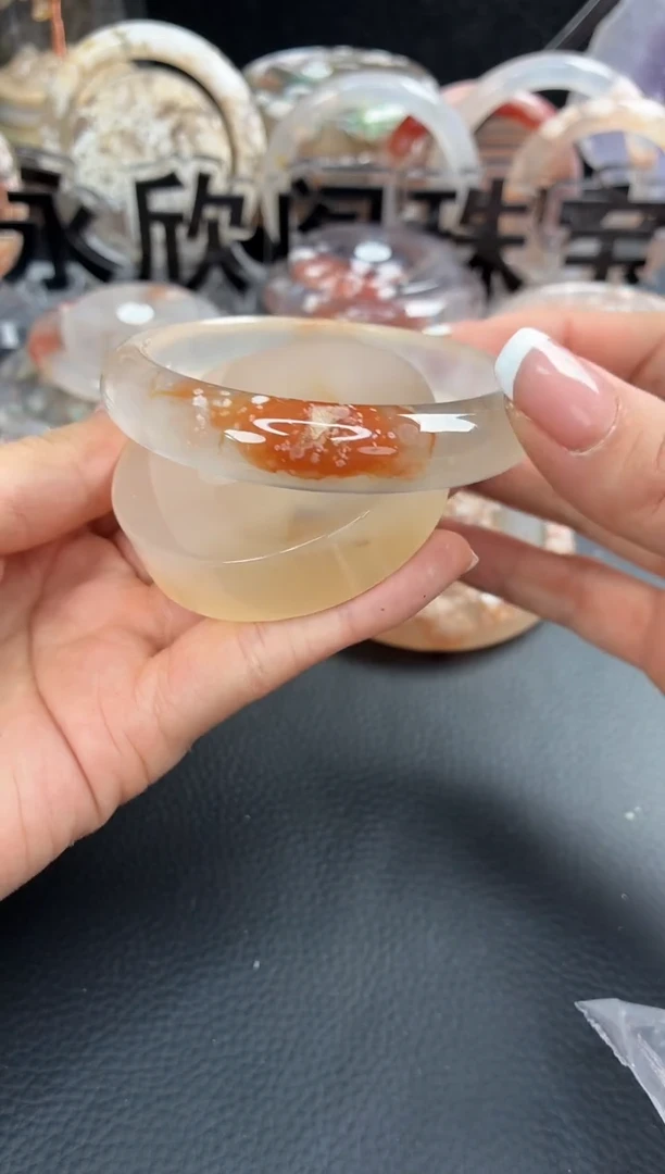 未镶嵌手镯（圆镯）石英质玉57