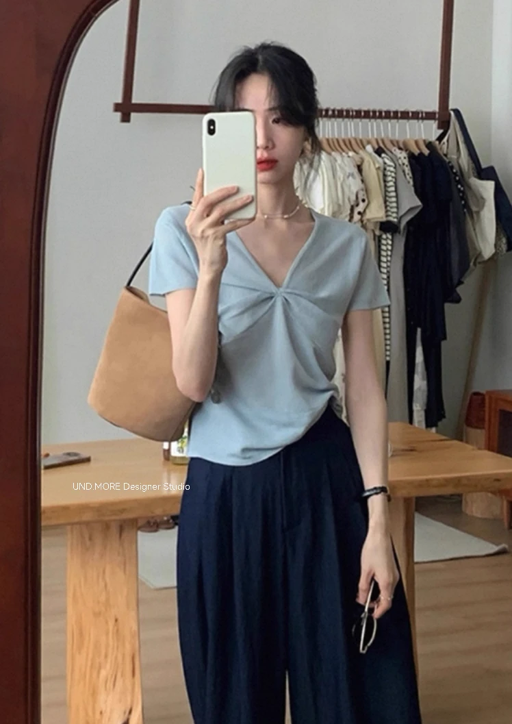 UND（3812#）法式褶皱v领上衣