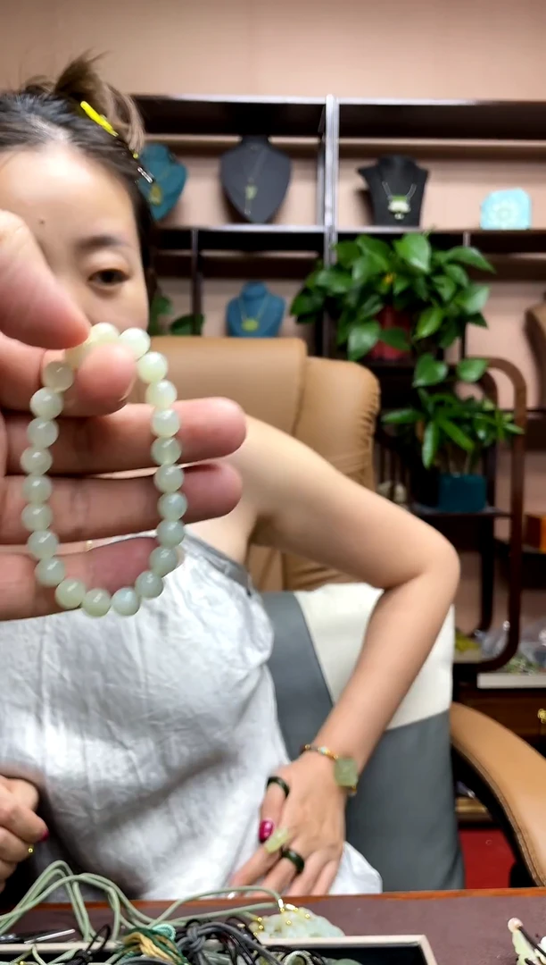 岫玉未镶嵌颈饰姚*爽·