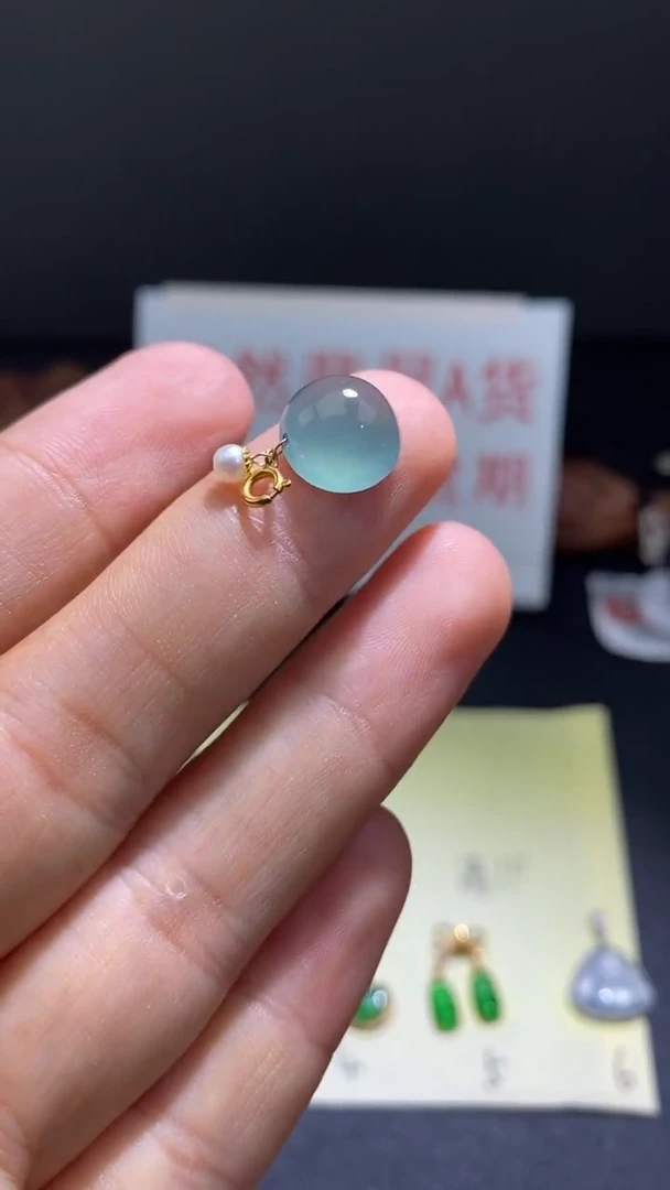 翡翠18K金镶嵌颈饰翡翠吊坠