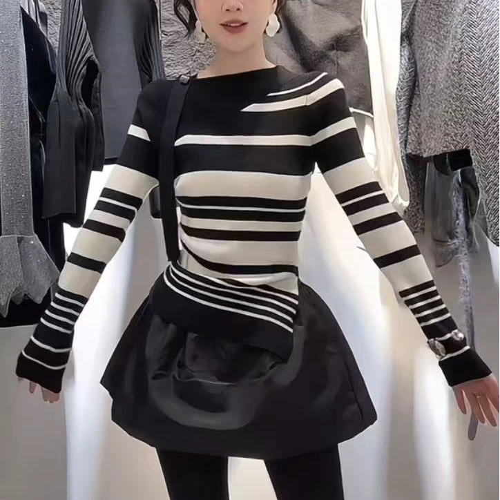 2025冬季新款修身显瘦黑白条纹上衣优雅一字领条纹长袖打底毛衣女