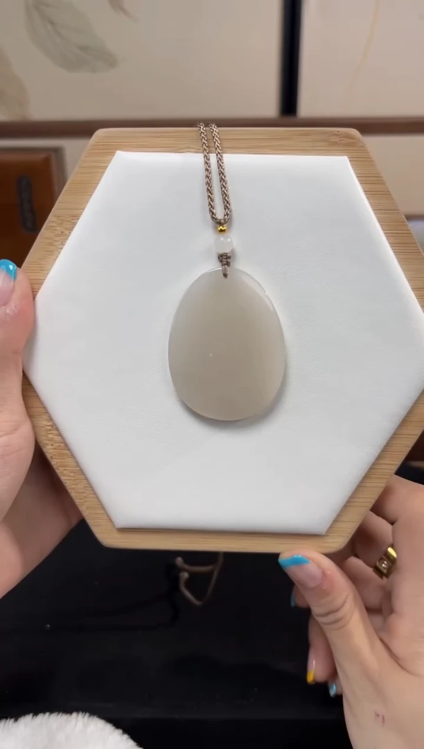 和田玉未镶嵌颈饰50.3x38.4x6.2