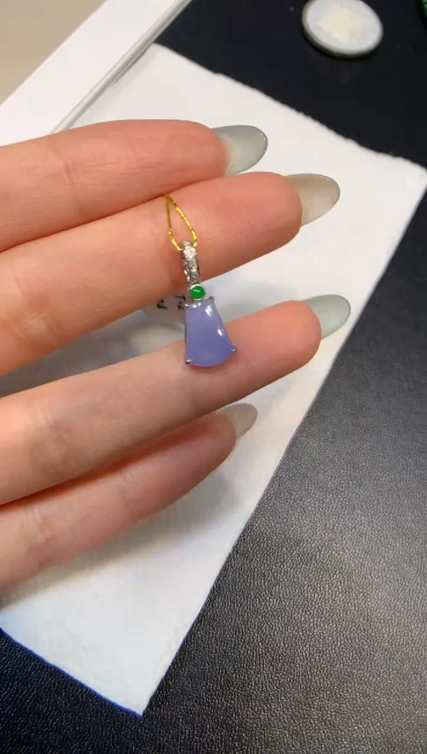 颈饰18K金镶嵌翡翠无事牌