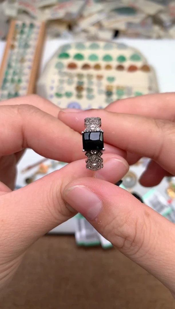 18K金镶嵌挂件翡翠一