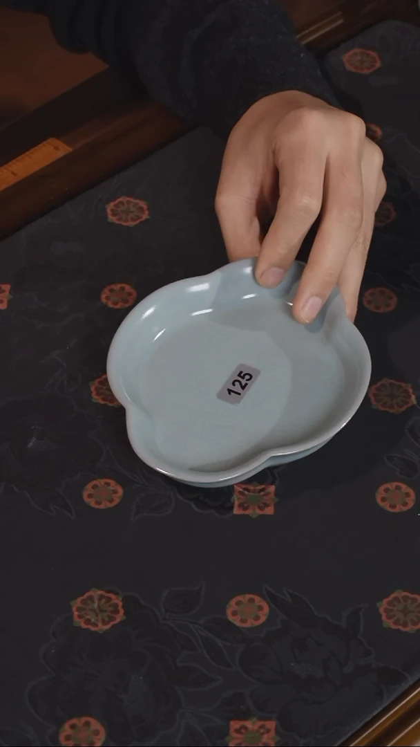 汝瓷海棠盘··············