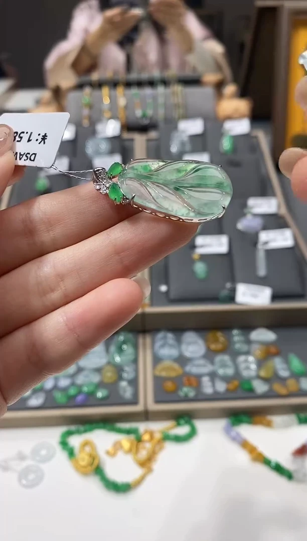 颈饰18K金镶嵌翡翠叶子