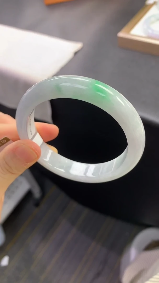 未镶嵌手镯翡翠退货需手镯吊牌标签完好  58正圈