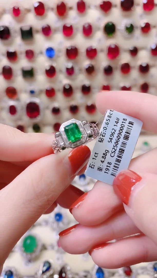 18K金镶嵌戒指祖母绿?****。1