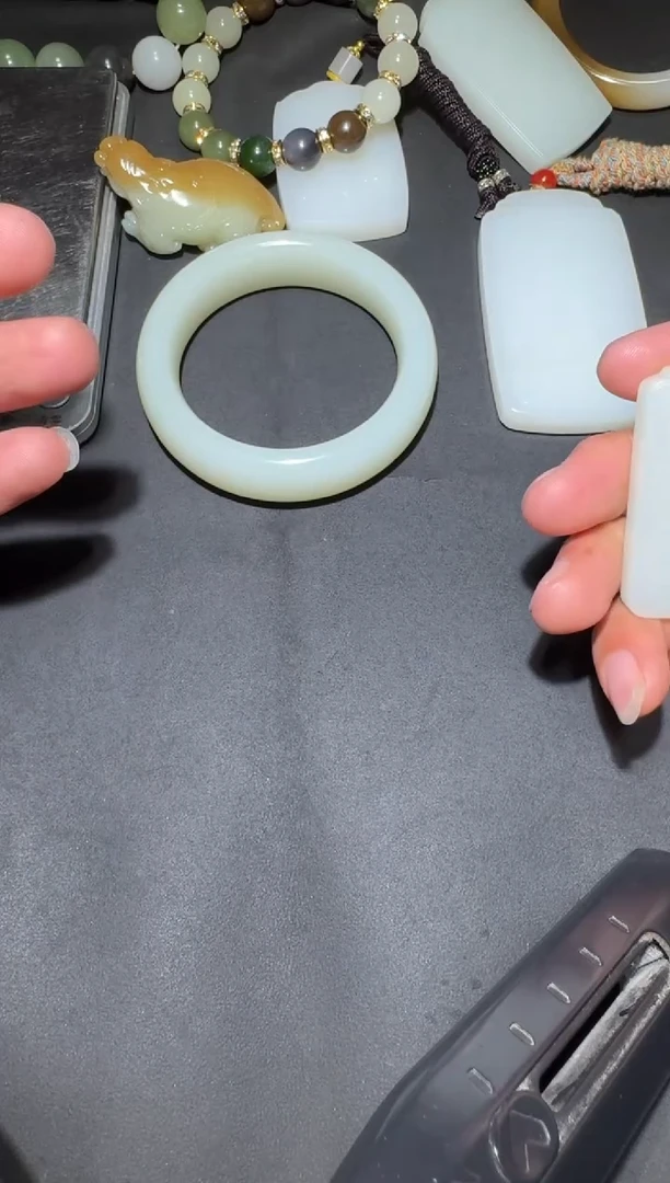 未镶嵌和田玉（糖玉）挂件和田玉