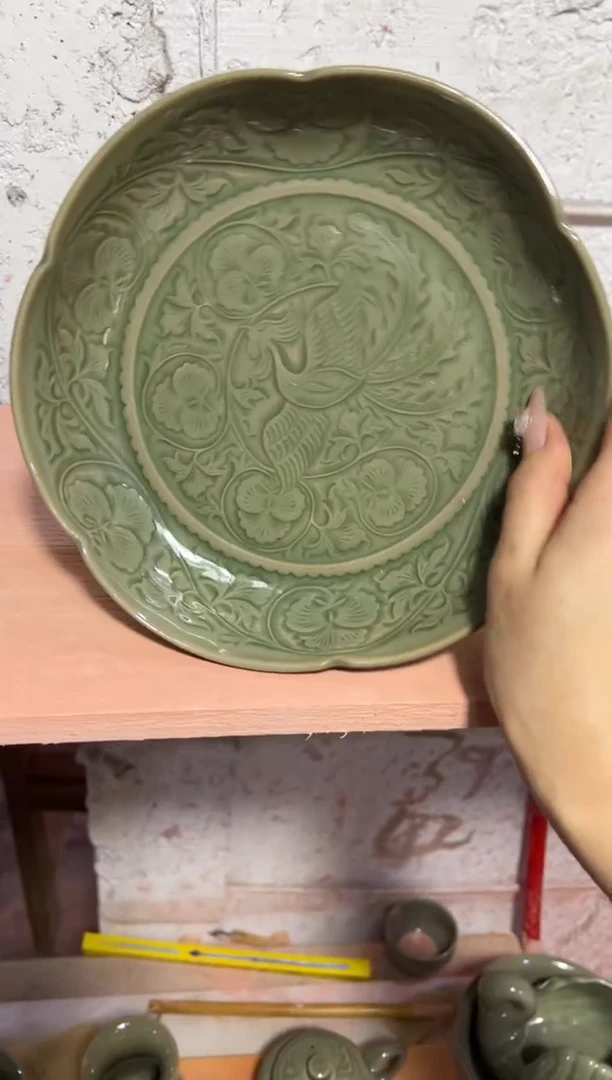 微瑕耀州窑凤穿牡丹盘