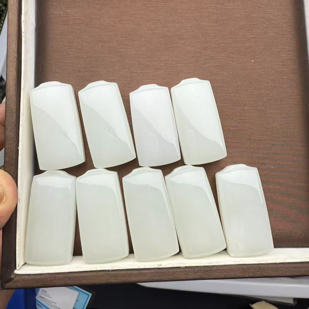 新疆和田玉且末天泰料无事牌吊坠 多样性发一