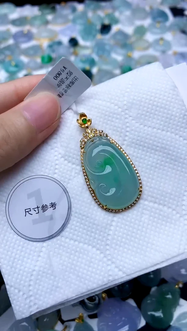 颈饰18K金镶嵌翡翠天然A货翡翠
