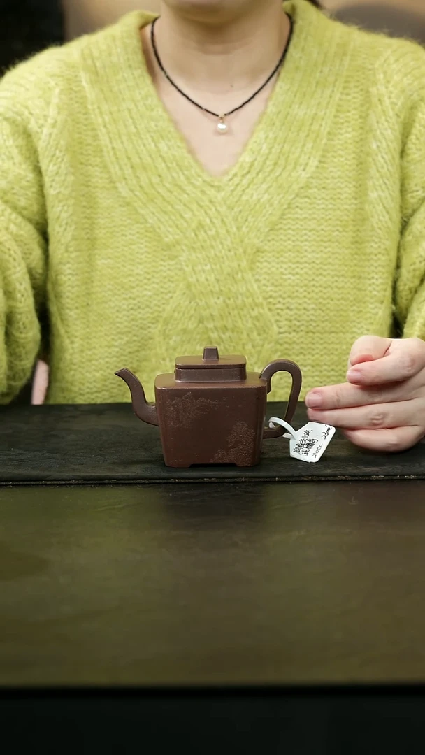 茶壶紫砂底槽青同春刻绘210cc