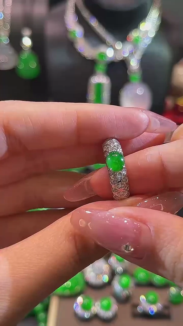 18K金镶嵌戒指翡翠戒指