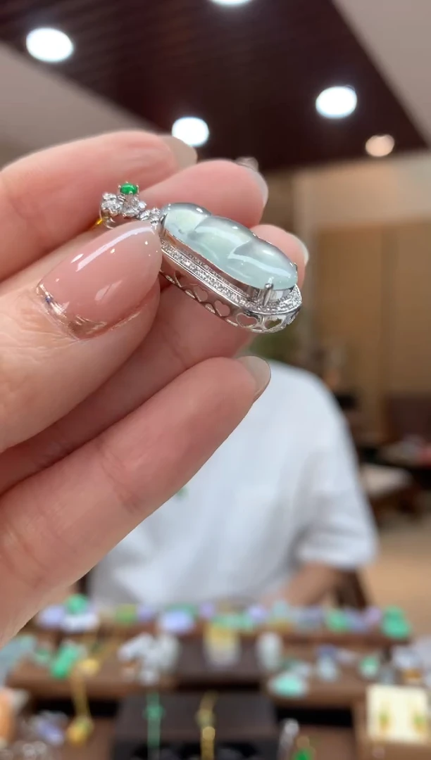 吊坠(不含链)18K金镶嵌翡翠豆子