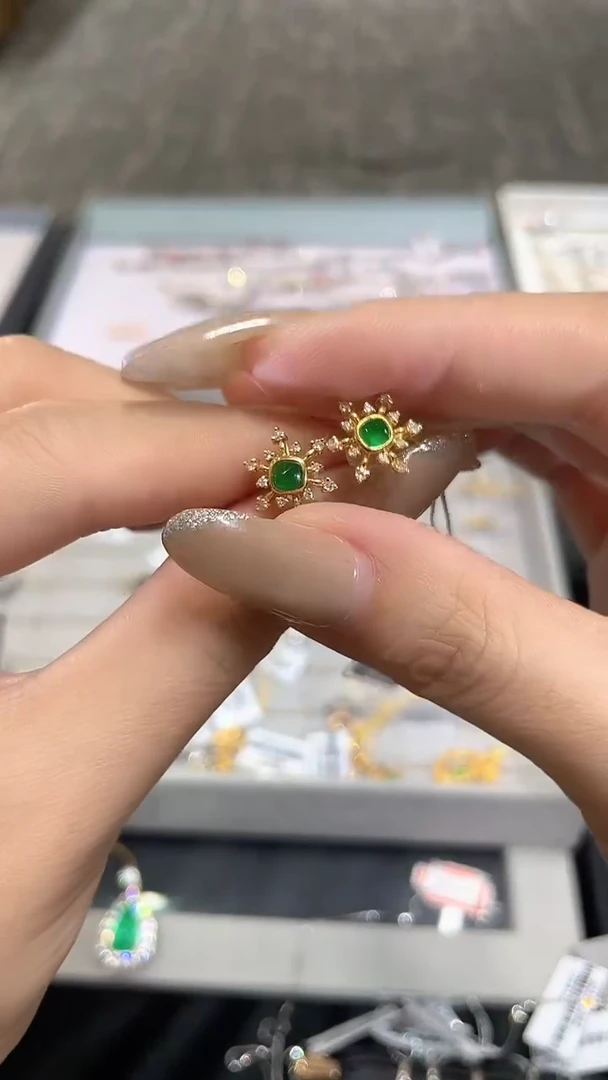 耳饰18K金镶嵌祖母绿MSQ