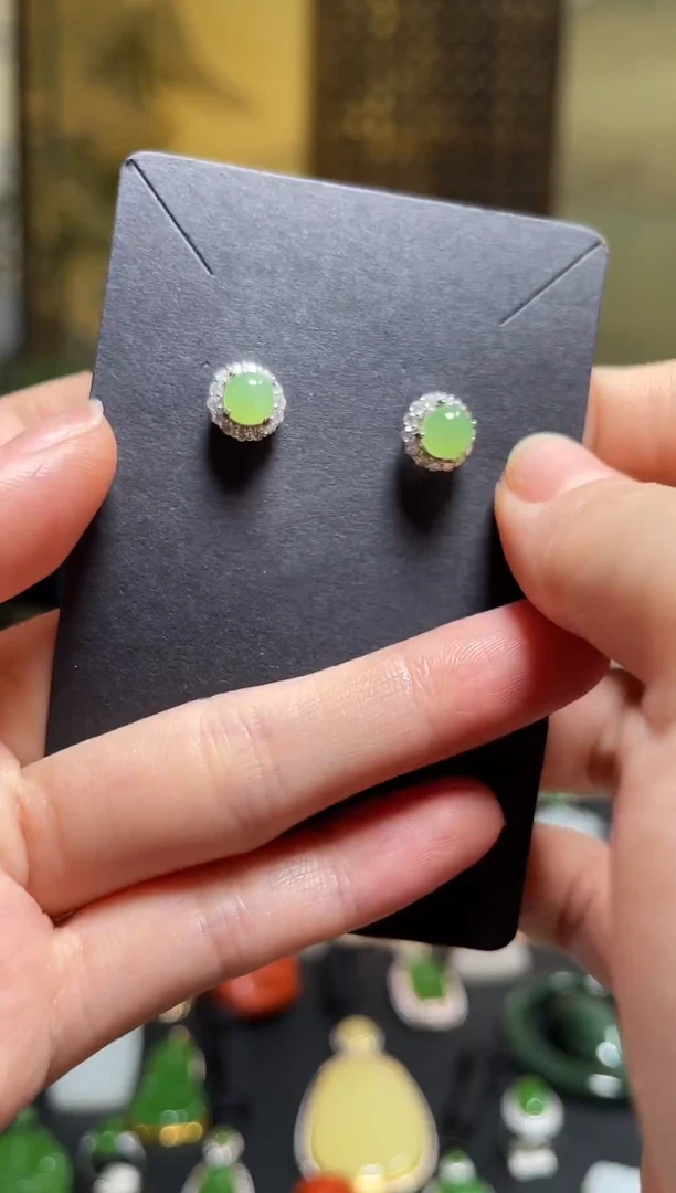 颈饰银S925镶嵌和田玉苹果绿圆大面耳钉一对