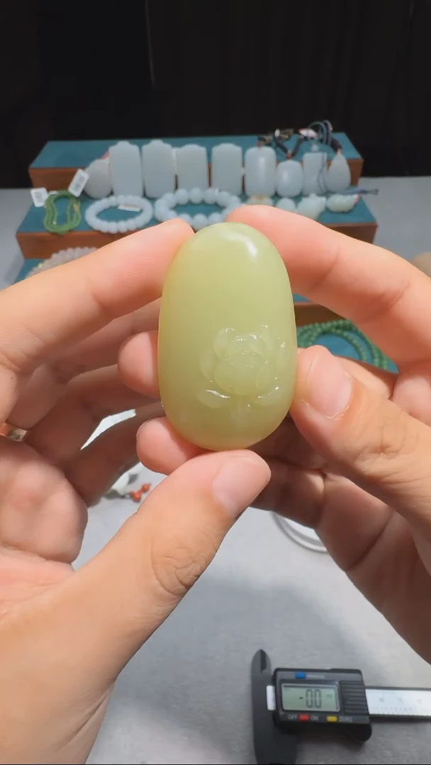 和田玉未镶嵌吊坠(不含链)新疆若羌鸡油黄荷花牌