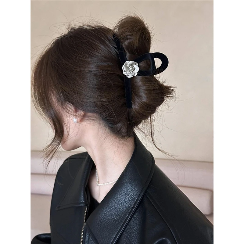 高级感磨砂灰色山茶花丝绒抓夹女2025新款发夹后脑勺盘发鲨鱼夹子