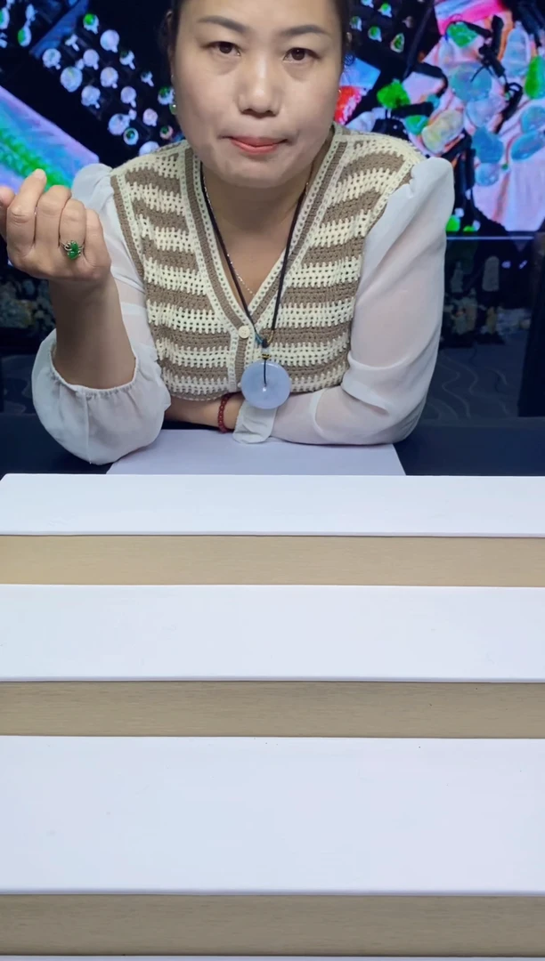 未镶嵌定制翡翠红**火jj挂件
