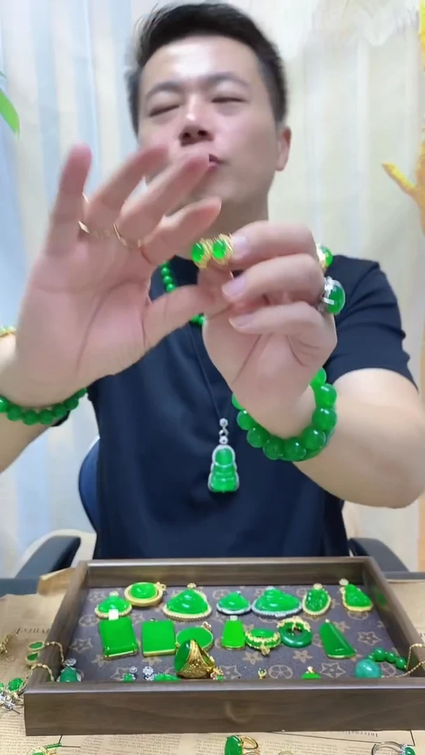 14K金镶嵌翡翠耳饰翡翠耳钩