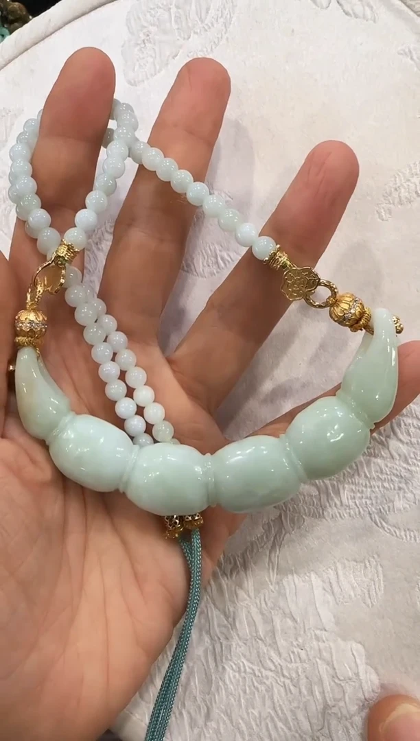 翡翠未镶嵌颈饰国风