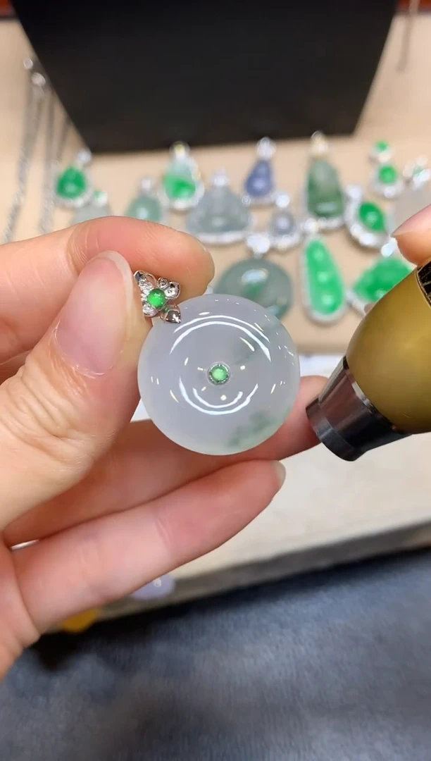 颈饰18K金镶嵌翡翠平安扣【无服务费