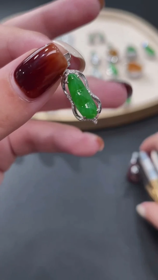 颈饰18K金镶嵌翡翠130-吊坠