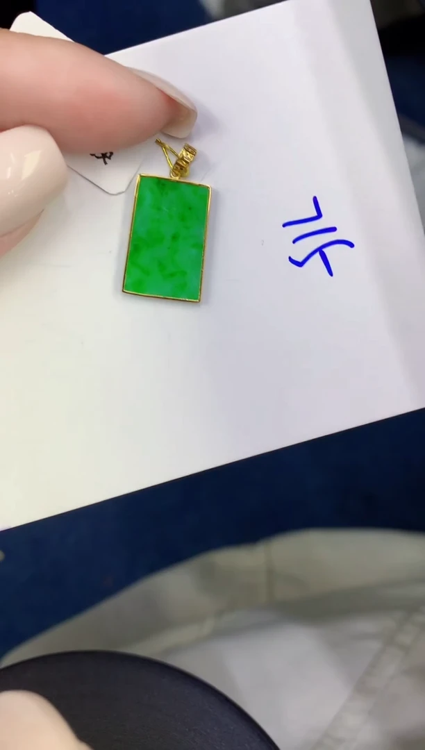 颈饰18K金镶嵌翡翠缅甸天然翡翠A货