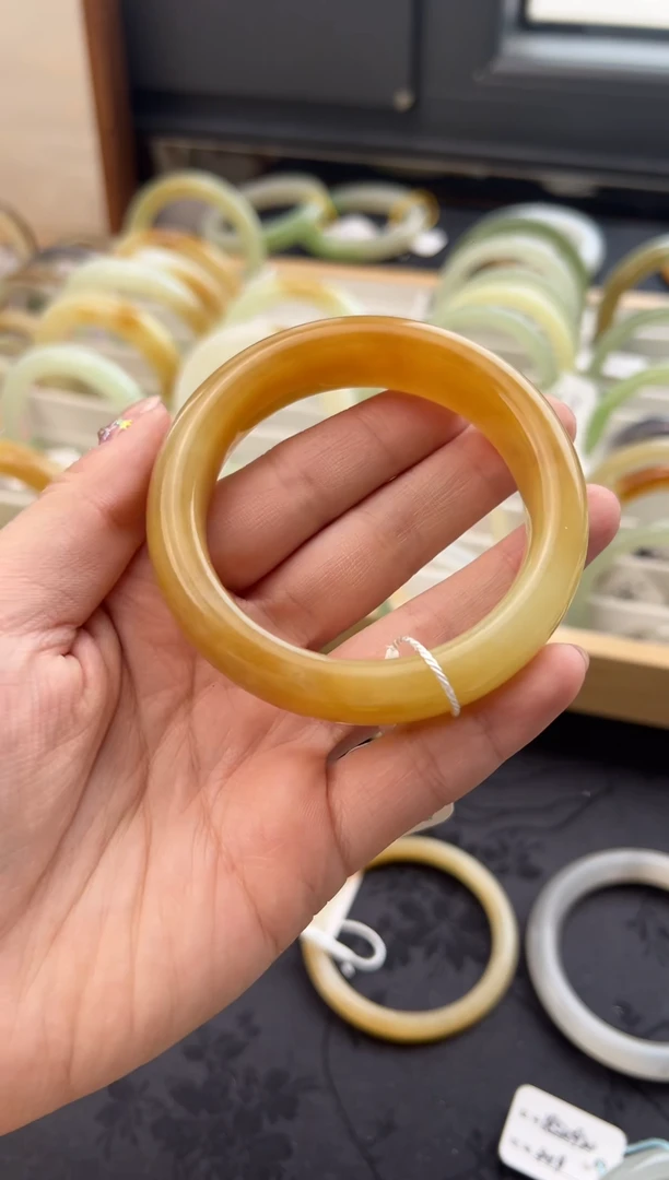 【闪购商品】和田玉手镯未镶嵌全糖 55