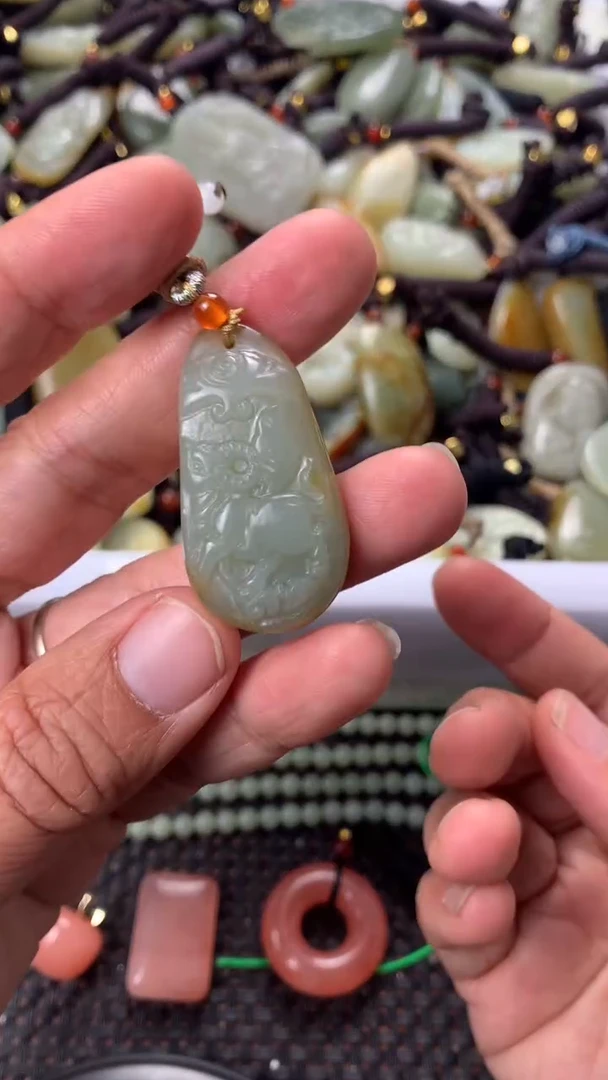 【闪购商品】和田玉颈饰未镶嵌多样性发货没有证书，拍一发一.有瑕