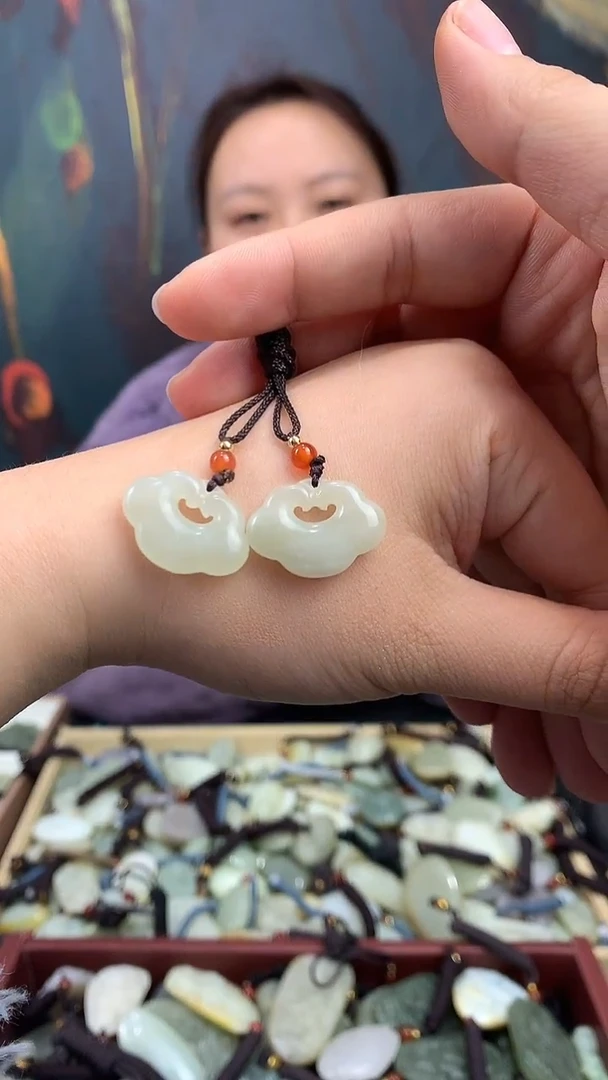 颈饰未镶嵌和田玉（多样性发一件）没有证书有瑕