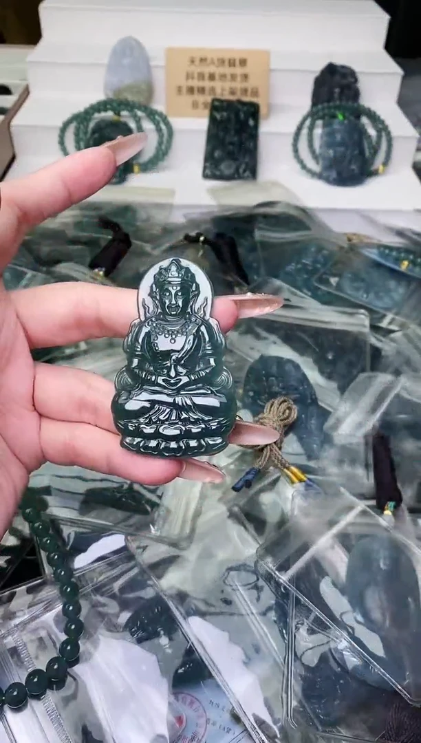 颈饰未镶嵌翡翠