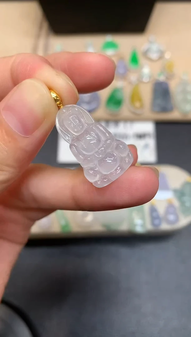 颈饰18K金镶嵌翡翠观音【无服务费